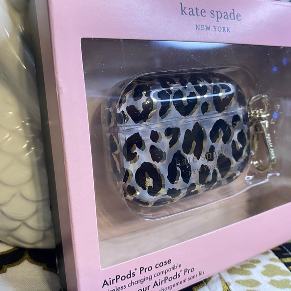 KATE SPADE LEOPARD PRINT AIRPODS PRO CASE WIRELESS CHARGING COMPATIBLE - Picture 2 of 10